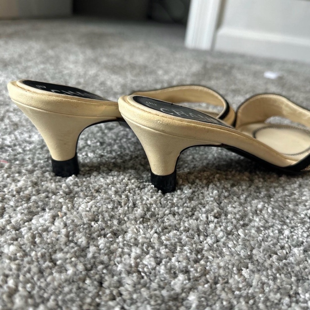 CHANEL Beige and Black heels - Picture 4 of 6